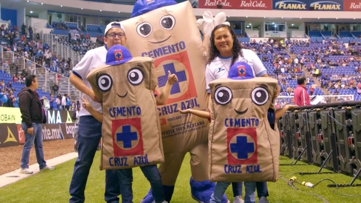 Poblanos visten de cruzazulitos a sus hijos y el equipo los lleva a partido en el Cuauhtémoc
