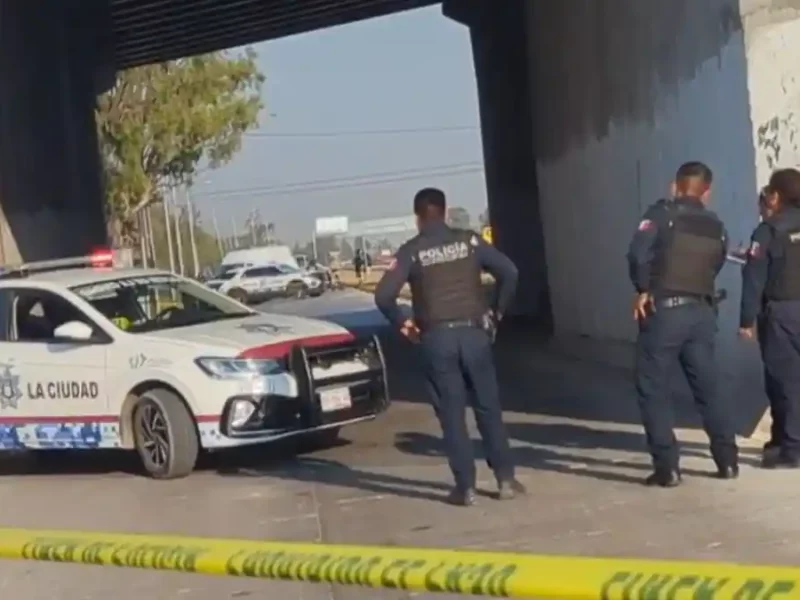 Abandonan cadáver emplayado debajo del puente de Xonacatepec.