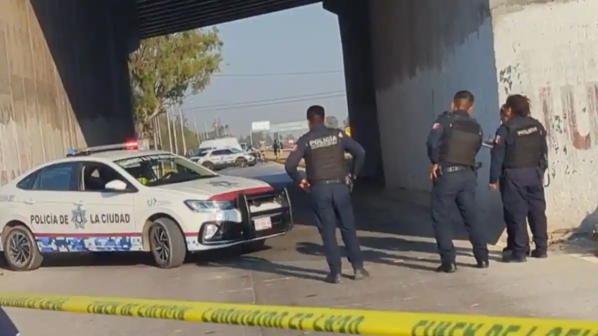 Abandonan cadáver emplayado debajo del puente de Xonacatepec.