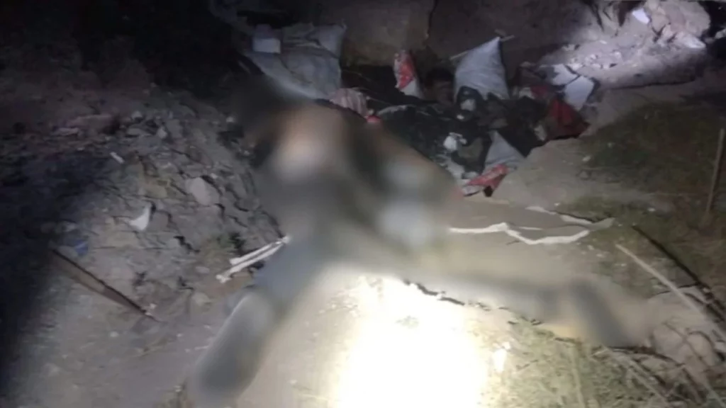 Los cuerpos de dos hombres decapitados fueron hallados sobre la autopista Puebla-Córdoba, a la altura de San Agustín Tlaxco, perteneciente al municipio de Acajete.
