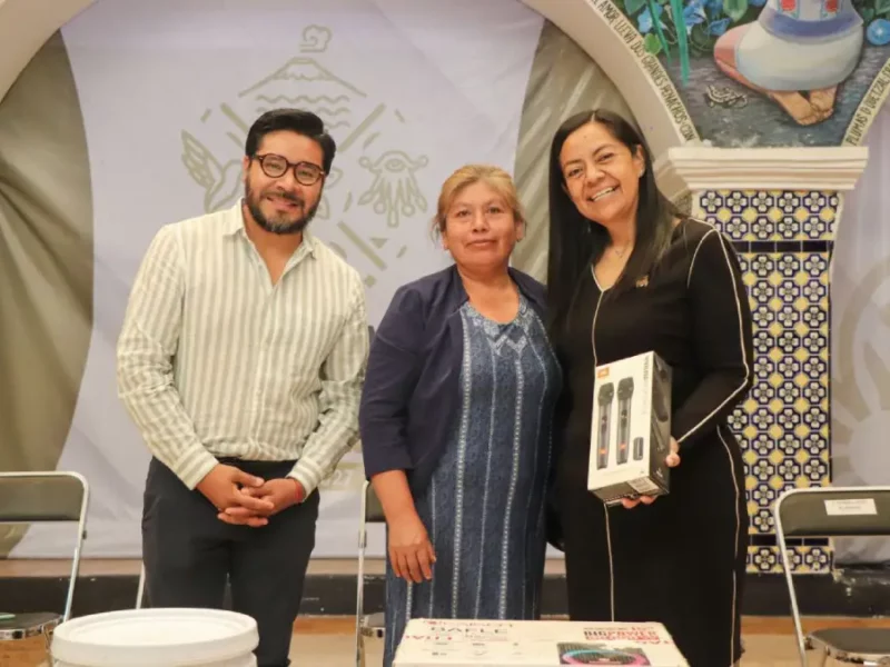 Ariadna Ayala entrega más de 200 mil pesos en apoyos para fortalecer el desarrollo educativo en Atlixco