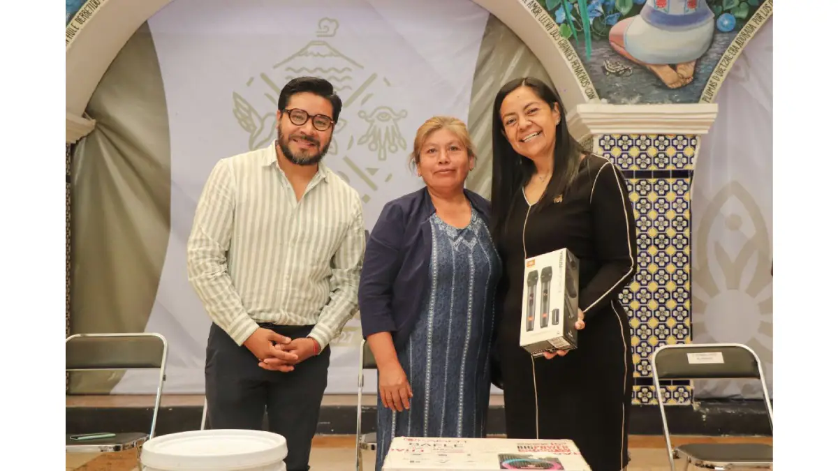 Ariadna Ayala entrega más de 200 mil pesos en apoyos para fortalecer el desarrollo educativo en Atlixco