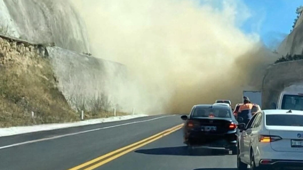 Cierran la autopista Puebla-Tlaxcala por deslizamiento de tierra