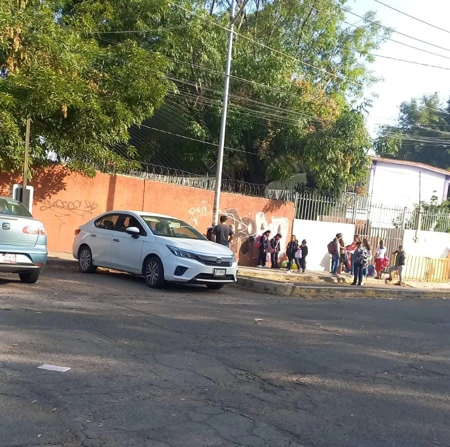 Padres de familia señalaron al director de la primaria Adolfo López Mateos, Humerto Hugo R. de incumplimiento en el pago del seguro para estudiantes y malos tratos.