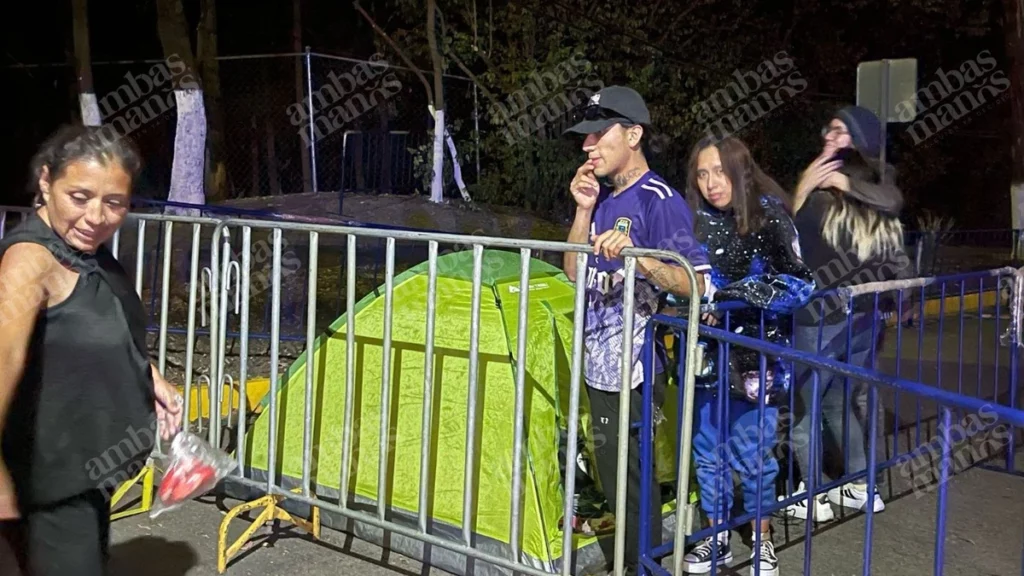 Dos chicas son las primeras fans en fila para ver a Maroon 5 en la Feria de Puebla.