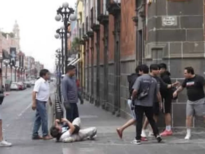 Detienen a tres por agredir a fotorreportero en el Centro Histórico de Puebla