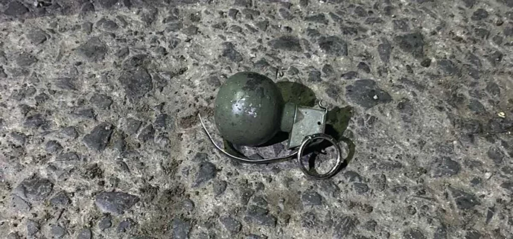 Tras una balacera entre huachigaseros en Puebla y Tlaxcala, quedó en el piso una granada.