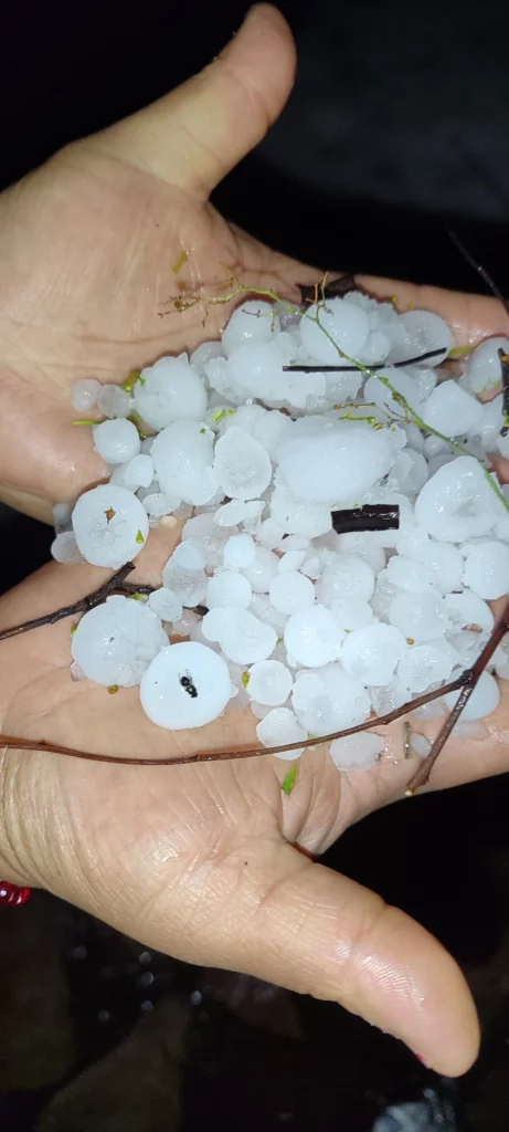 En el municipio de Tlachichuca también cayó lluvia con granizo, lo que provocó encharcamientos en las vialidades.