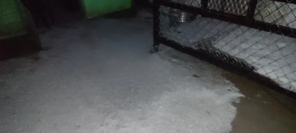 La noche de este jueves 24 de abril se registró una fuerte tromba en el municipio de Tochtepec.