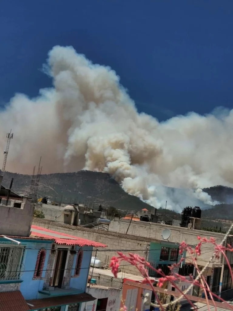 El cerro de San Gabriel se ubica en el municipio de Altzayanca, en Tlaxcala, pero las llamas avanzan vorazmente cerca del "Peñón de las Águilas" y ya alcanzó algunas comunidades de Libres, Puebla.