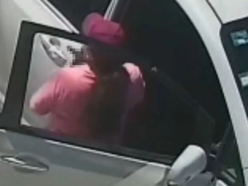 VIDEO: Otra mujer desenfunda un arma en Puebla, la señalan como montachoques