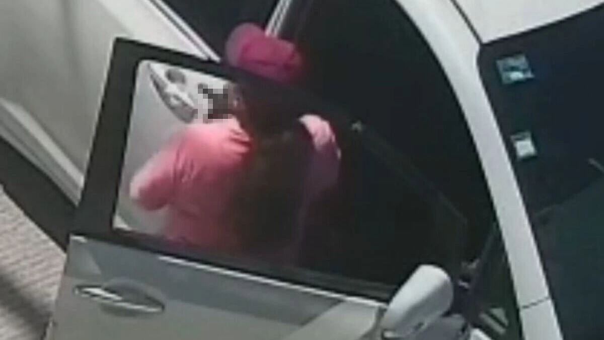 VIDEO: Otra mujer desenfunda un arma en Puebla, la señalan como montachoques