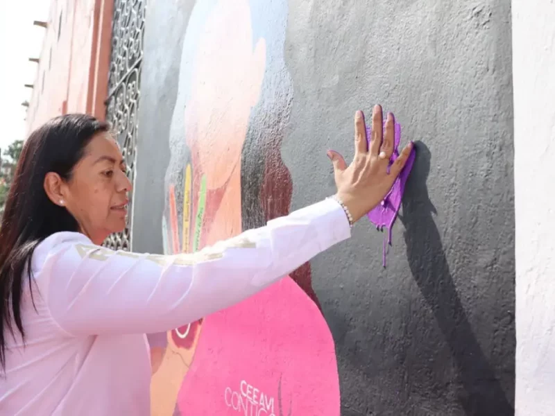 En Atlixco, Ariadna Ayala se suma a la pinta de los murales por la paz y dignidad de las victimas