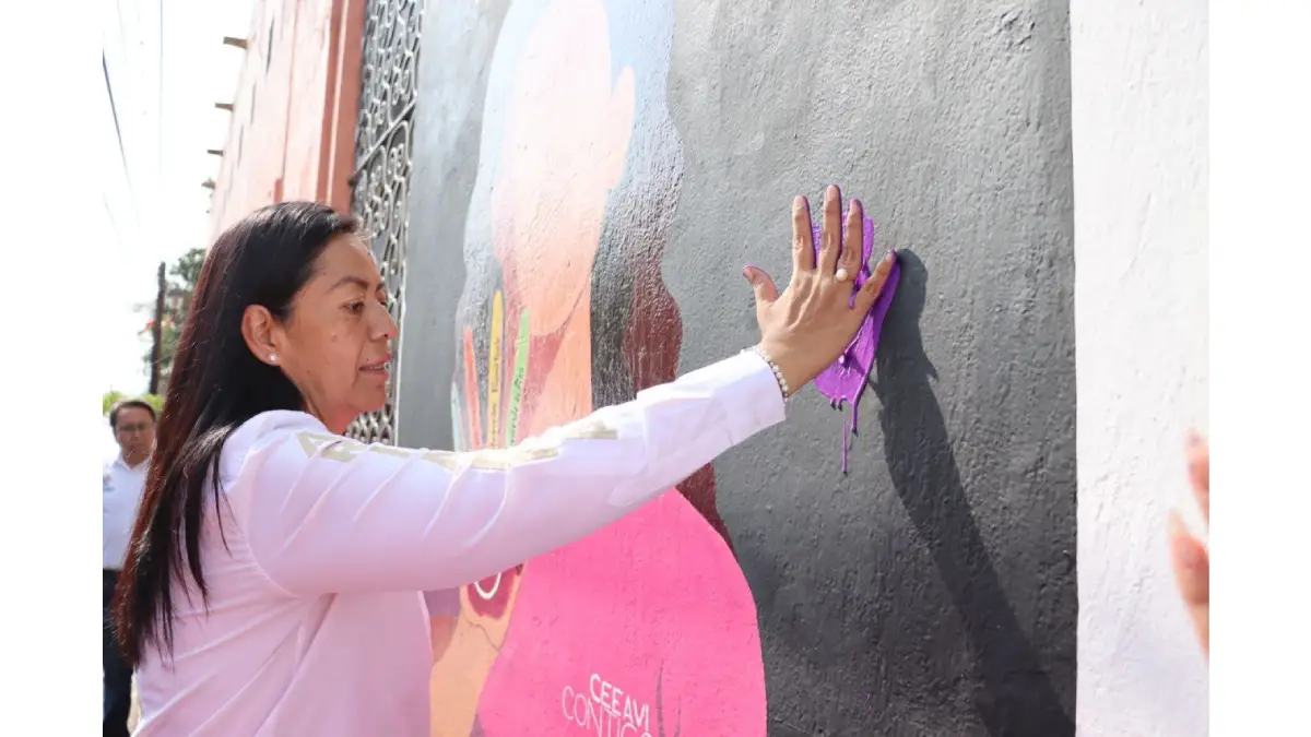 En Atlixco, Ariadna Ayala se suma a la pinta de los murales por la paz y dignidad de las victimas