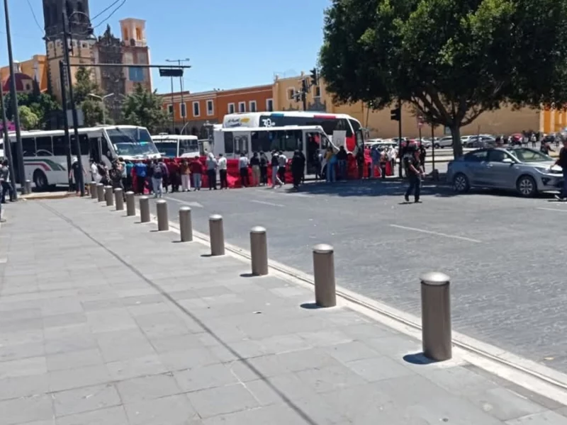 Normalistas de Teteles bloquean el bulevar 5 de Mayo en ambos sentidos
