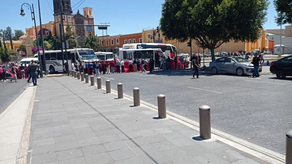 Normalistas de Teteles bloquean el bulevar 5 de Mayo en ambos sentidos