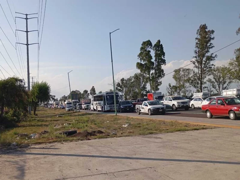 Cierran la México-Puebla por la desaparición de tres adolescentes en Coronango