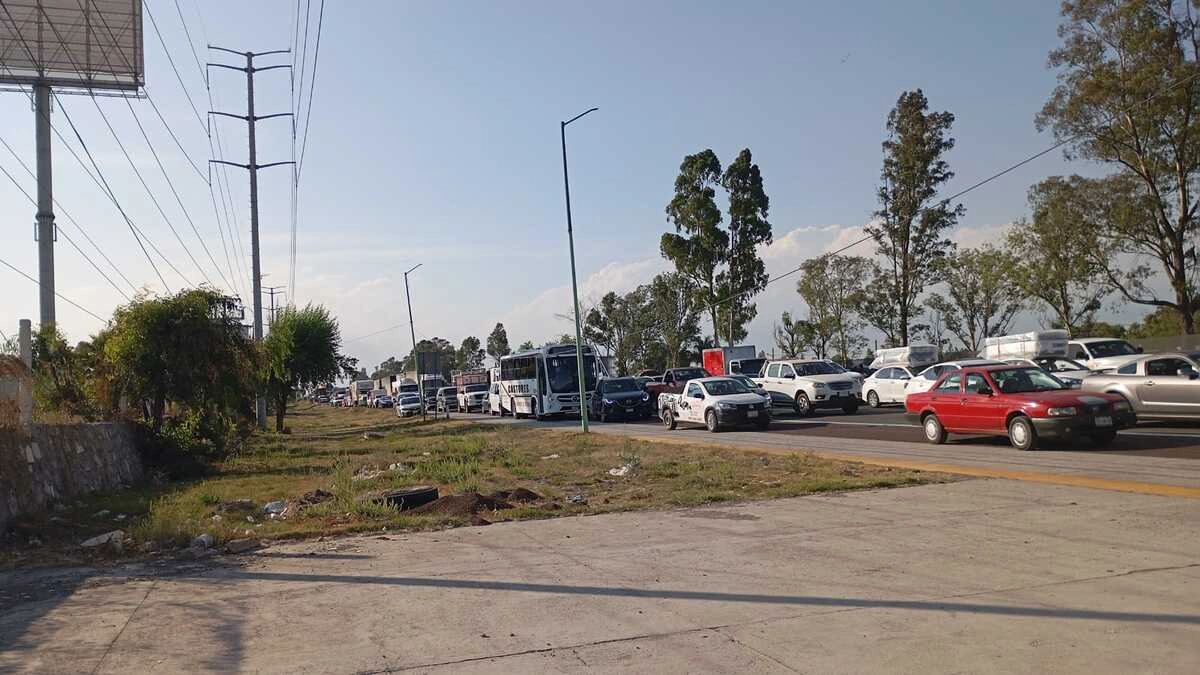Cierran la México-Puebla por la desaparición de tres adolescentes en Coronango