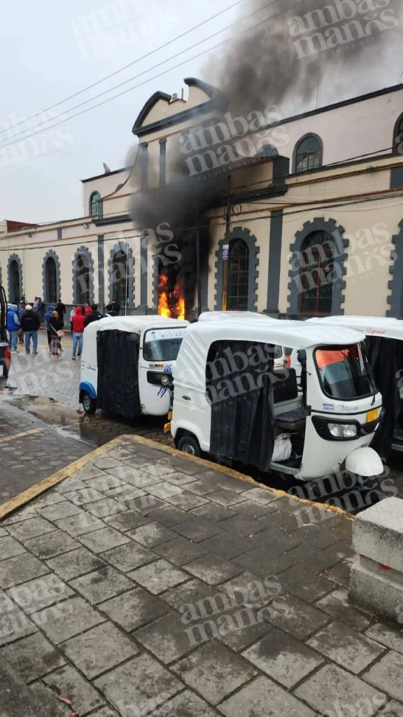 Un grupo de pobladores quemó la presidencia municipal de Acatzingo y exigieron la renuncia del alcalde, Germán Coleote Jiménez a quien acusaron de presuntos vínculos con bandas delictivas.