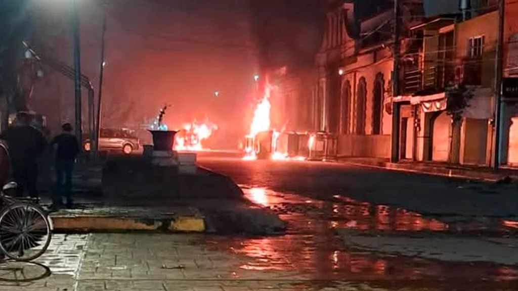 La gente se empezó a reunir exigiendo seguridad y la renuncia del alcalde, ante la negativa de las autoridades, prendieron fuego a dos patrullas.