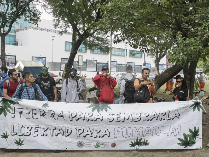 Se vuelve a instalar el plantón pro cannabis frente a la Fiscalía en Puebla, convocan a marcha