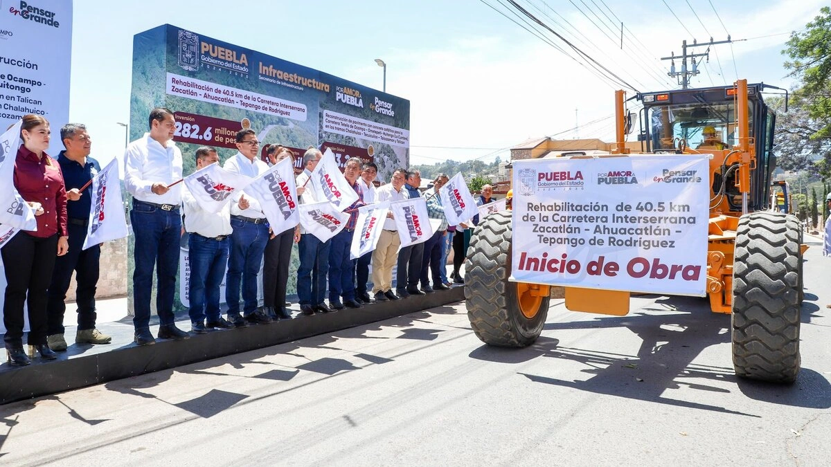 Armenta da inicio a la rehabilitación de carreteras en la Sierra Norte de Puebla 