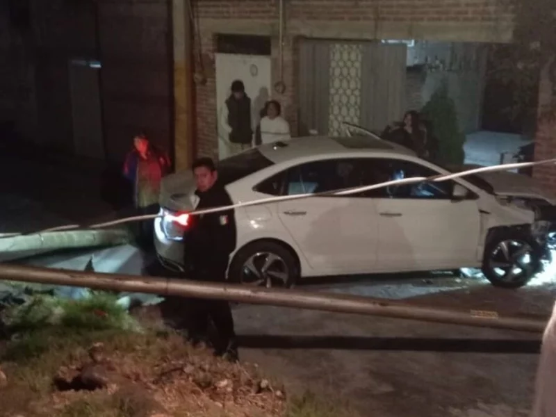 Delincuentes roban auto y durante la persecución se accidentan en la Romero Vargas