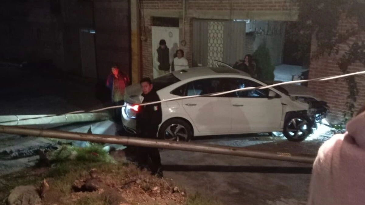 Delincuentes roban auto y durante la persecución se accidentan en la Romero Vargas
