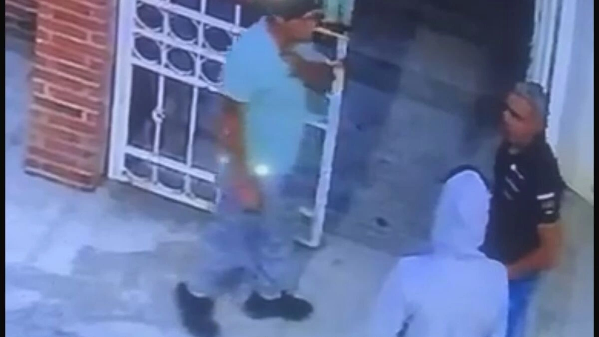 VIDEO: Estaba platicando y en segundos le roban su camioneta en Chipilo