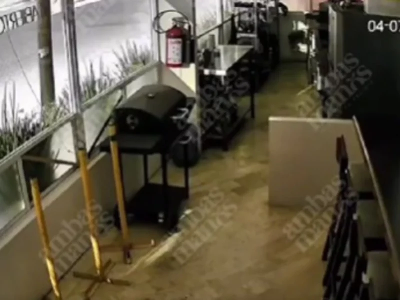 VIDEO: Por la ventana, delincuente saquea el restaurante Brunna en Puebla