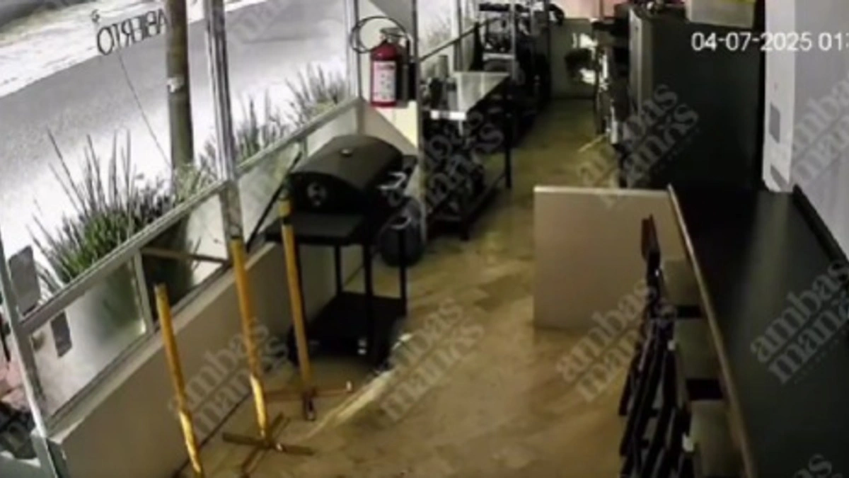 VIDEO: Por la ventana, delincuente saquea el restaurante Brunna en Puebla