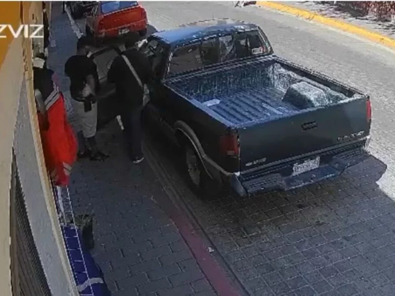VIDEO: Roban camioneta en pleno centro de San Pedro Cholula 