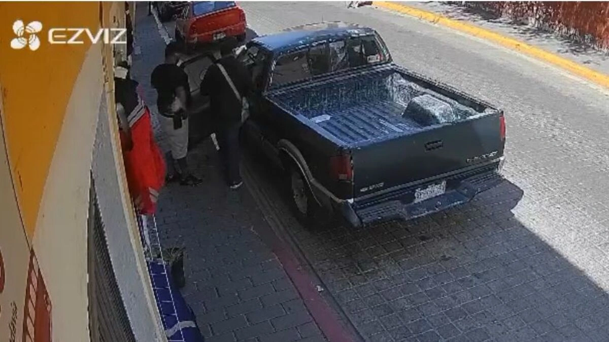VIDEO: Roban camioneta en pleno centro de San Pedro Cholula 
