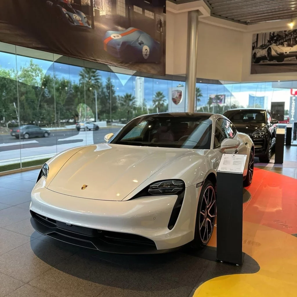 Cuatro vehículos de alta gama fueron desvalijados en el área de seminuevos de Audi y Porsche Angelópolis durante la madrugada de este martes 1 de abril.