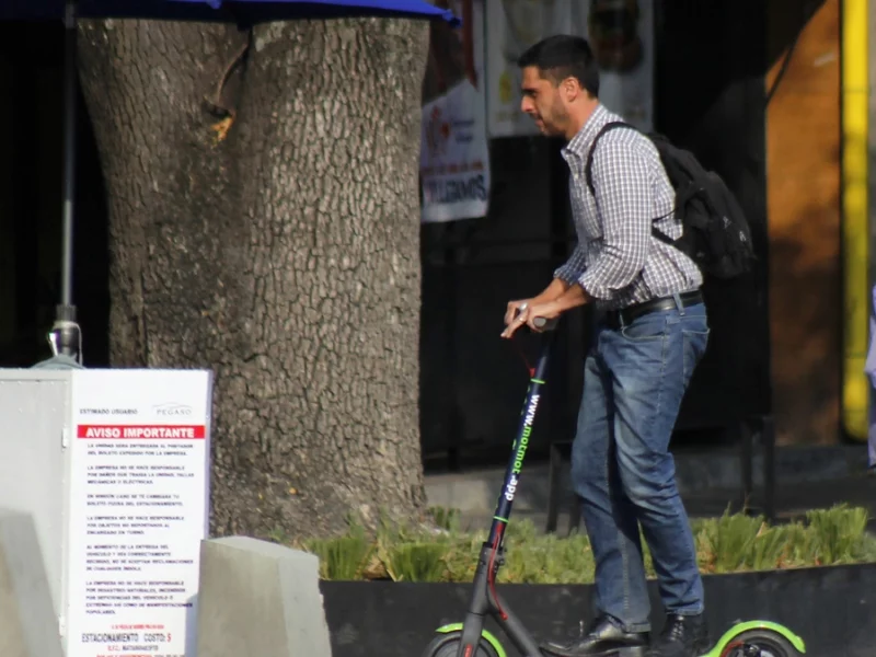 Falta de infraestructura imposibilita regulación de scooters y bicis eléctricas en Puebla
