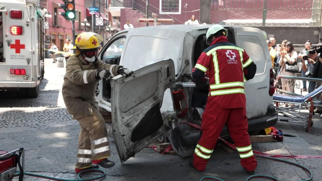 El simulacro nacional en Puebla capital ideó una volcadura que dejó a una persona prensada y cinco más lesionadas.