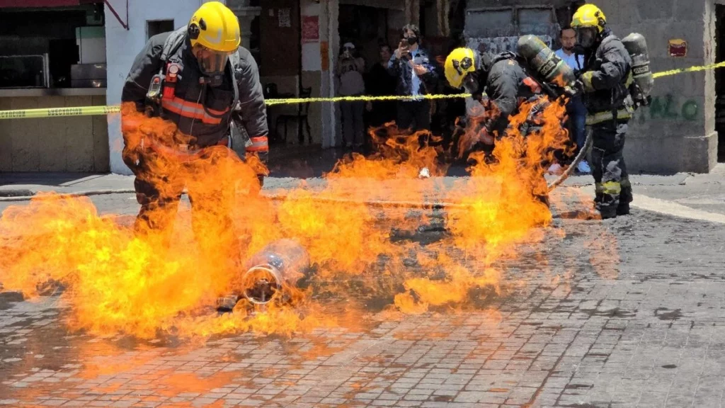 Como parte del simulacro nacional en Puebla capital, se ideó el control de un incendio.
