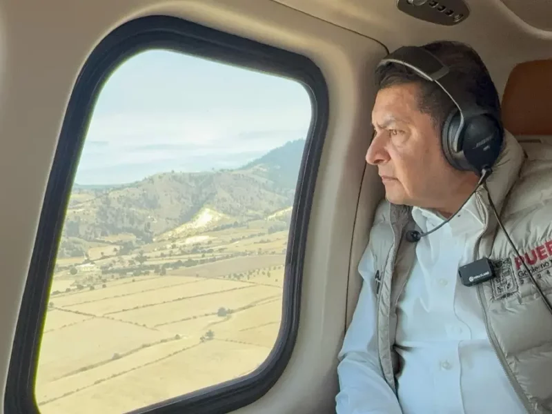 Por aire y por tierra gobernador Alejandro Armenta supervisa combate de incendios