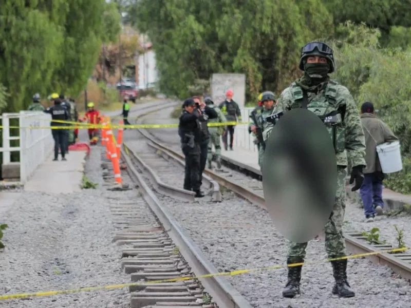 Torturan a hombre, lo matan y luego amarran su cuerpo a las vías del tren
