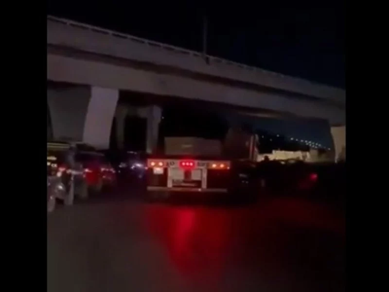 VIDEO: Tráiler embiste vehículos mal estacionados en la Calzada Zaragoza  