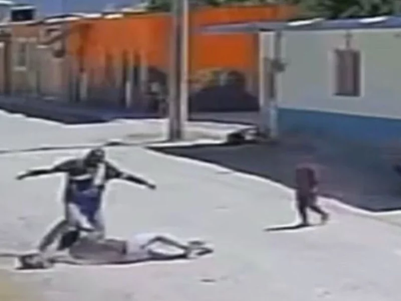 VIDEO: Golpea brutalmente a su expareja frente a su hijo en Tilapa, Puebla