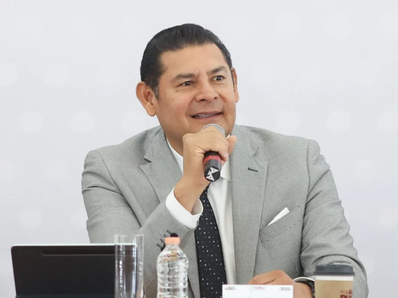 Trabajadores del Gobierno de Puebla piden hasta 10 mil pesos para agilizar trámites