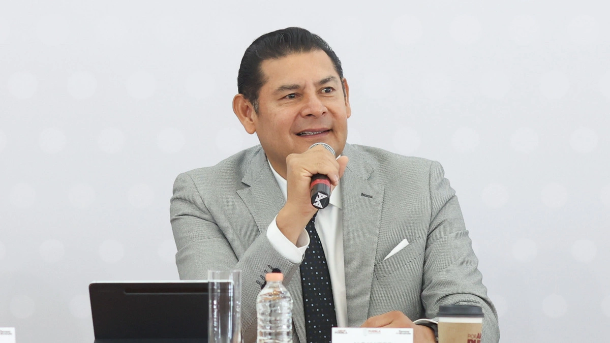 Trabajadores del Gobierno de Puebla piden hasta 10 mil pesos para agilizar trámites