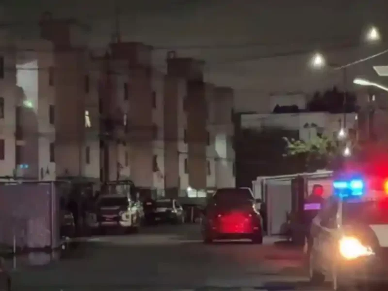 Presencia de patrullas en el Infonavit Santiago de San Pedro Cholula, donde se reportó una balacera.