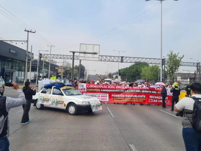 Minuto a minuto del bloqueo de maestros de la CNTE en el AICM 