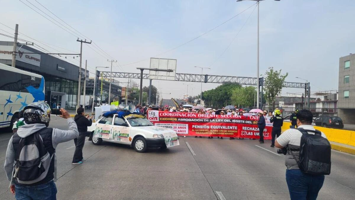 Minuto a minuto del bloqueo de maestros de la CNTE en el AICM 
