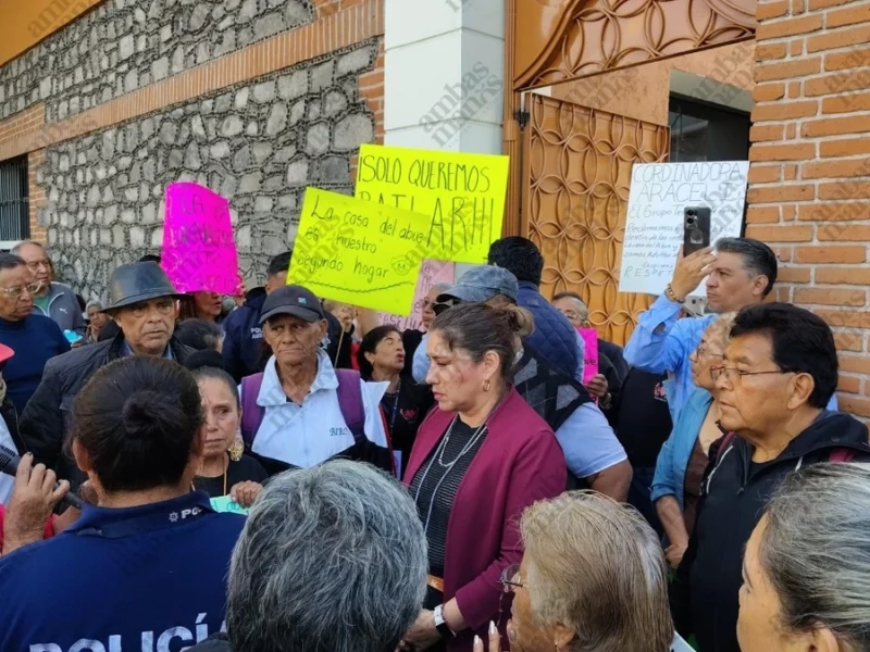 Abuelitos acusan malos tratos y despojo en la Casa del Abue en Puebla