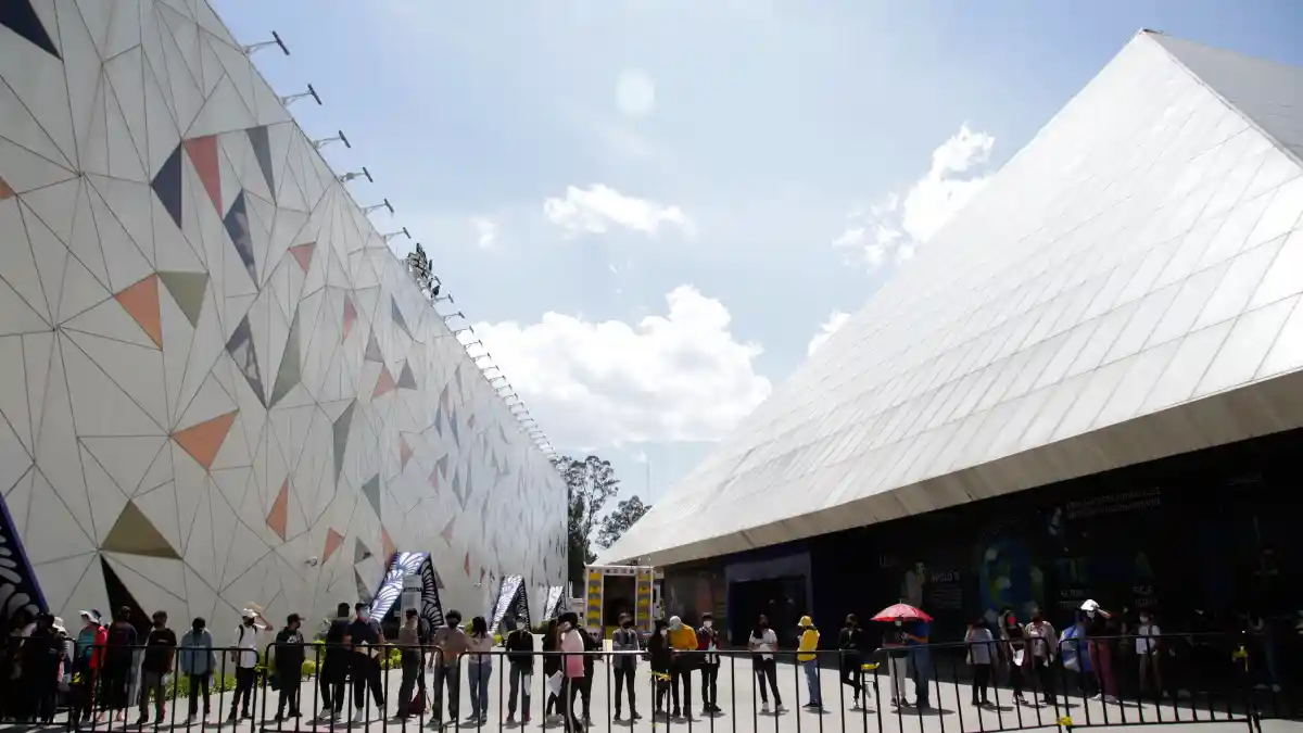 Personas formadas para ingresar al Centro Expositor de Puebla.