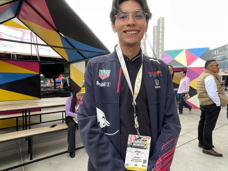 Checo Pérez causa sensación y fans acuden a verlo al Festival de las Ideas 2025