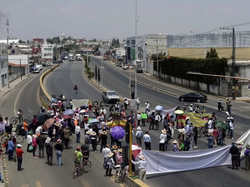 Pueblos originarios de Cholula bloquean el bulevar Atlixco y provocan caos vial  